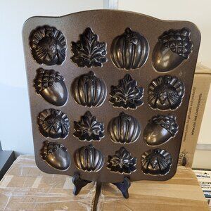 Nordic Ware Autumn Delights 16 Cakelet Baking Pan Non-Stick Cast Aluminum GUC